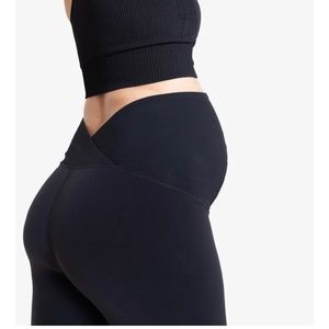 Ingrid & Isabel 7/8 Active Maternity Legging With Crossover Panel.